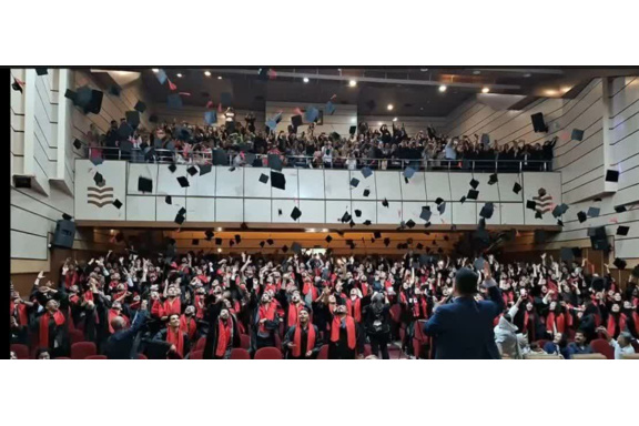 پرتاب کلاه فارغ التحصیلی در دانشگاه نوشیروانی بابل