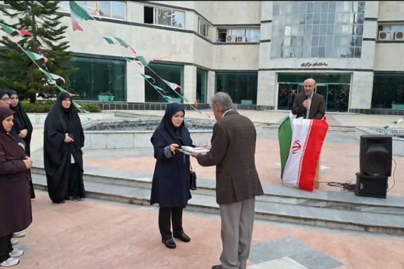 تحویل نسلی پرچم در آیین اهتزار پرچم جمهوری اسلامی ایران در دانشگاه صنعتی نوشیروانی بابل