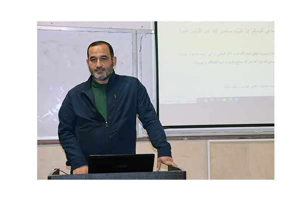 اکرام به والدین از منظر آیه ۲۳ سوره اسراء، مورد تحلیل و بررسی قرار گرفت