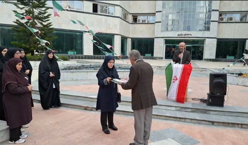 تحویل نسلی پرچم در آیین اهتزار پرچم جمهوری اسلامی ایران در دانشگاه صنعتی نوشیروانی بابل